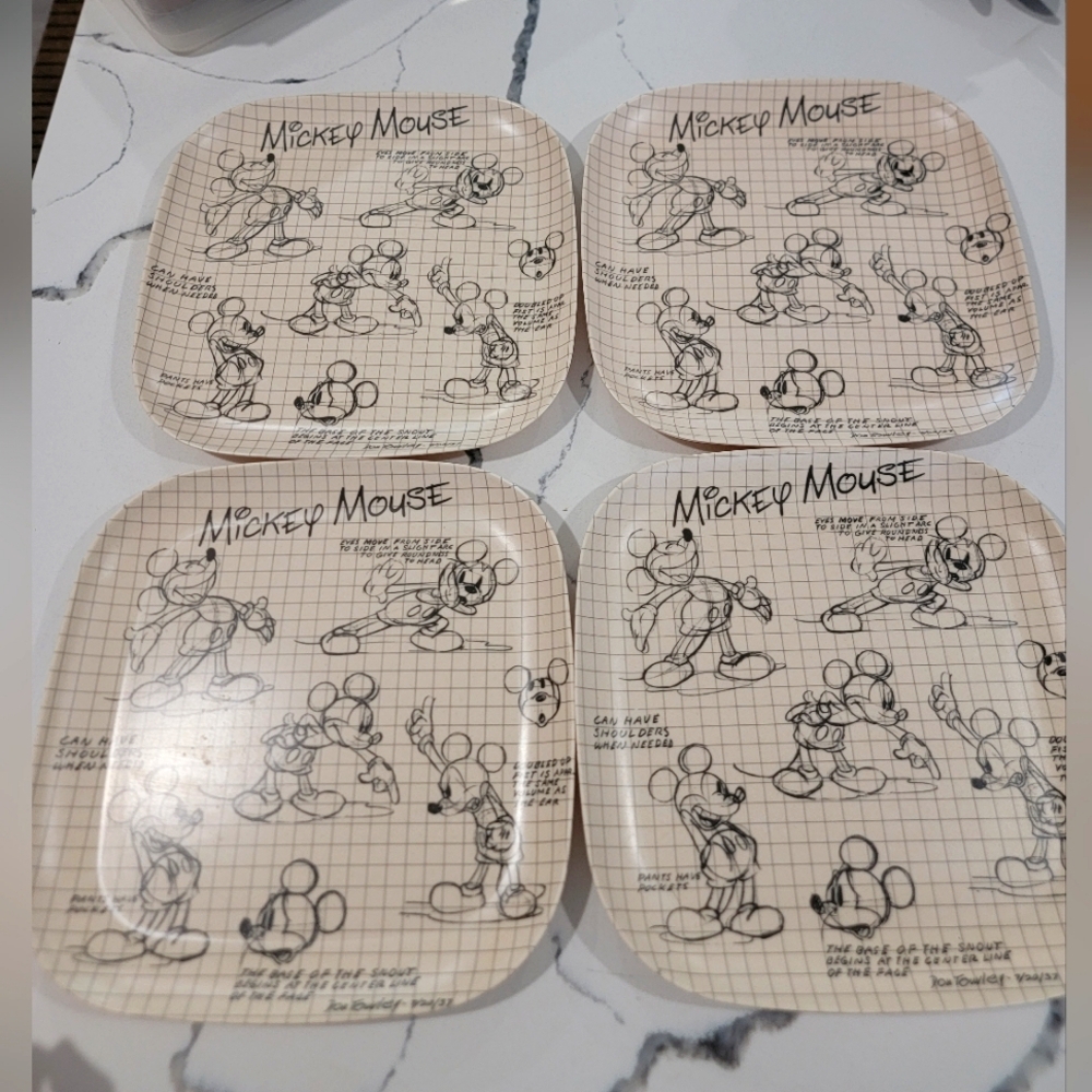 Disney Parks Sketchbook Mickey Mouse and Friends 10" Dinner Plastic Plates